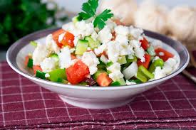 Beyaz Peynirli Akdeniz Salatası